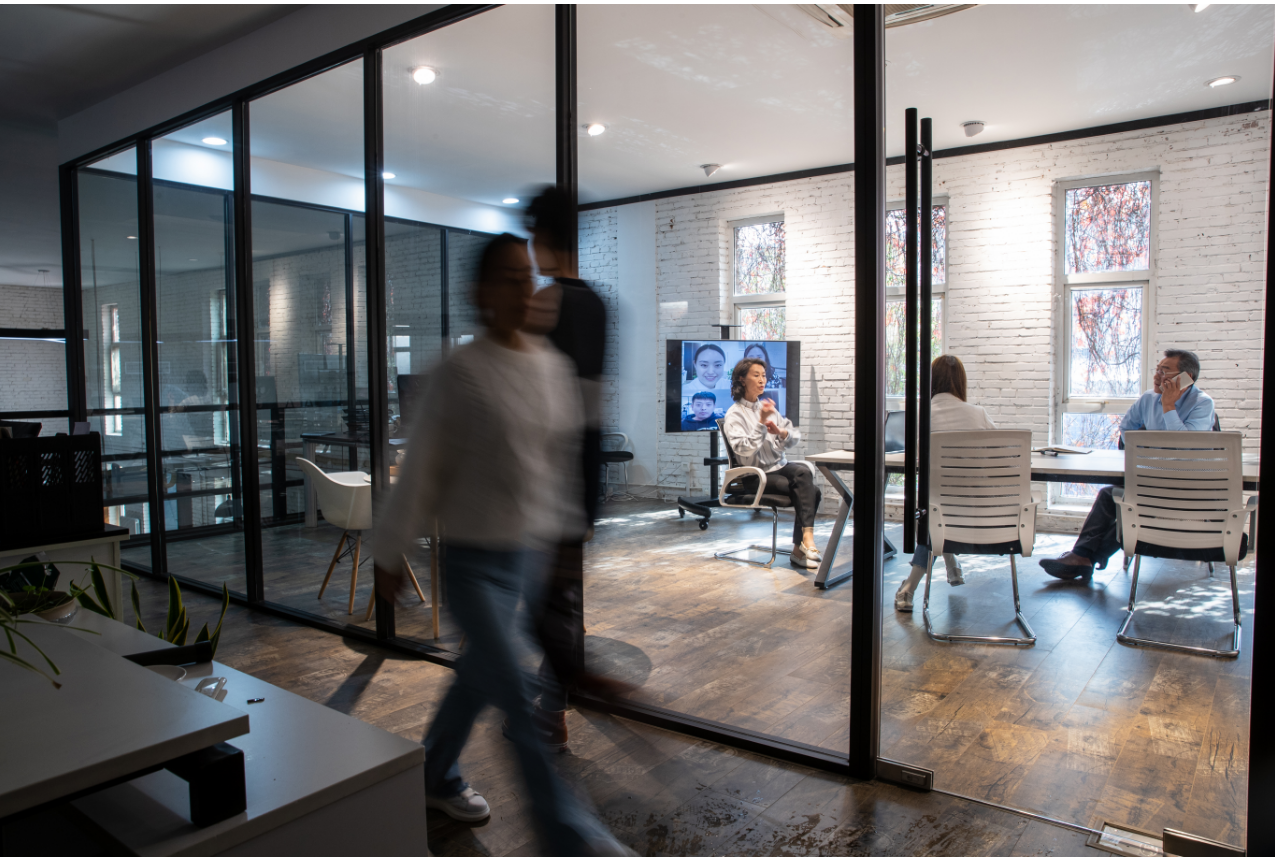 员工因扣工资对领导不满，竟将领导打骨折，这算工伤吗？