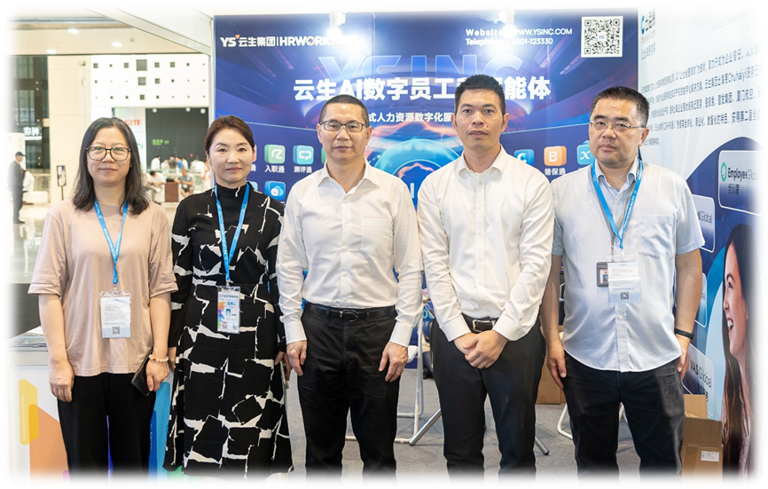 上海市人力资源和社会保障局党组成员、副局长李炜莅临上交会嘉联汇智科技展位指导工作