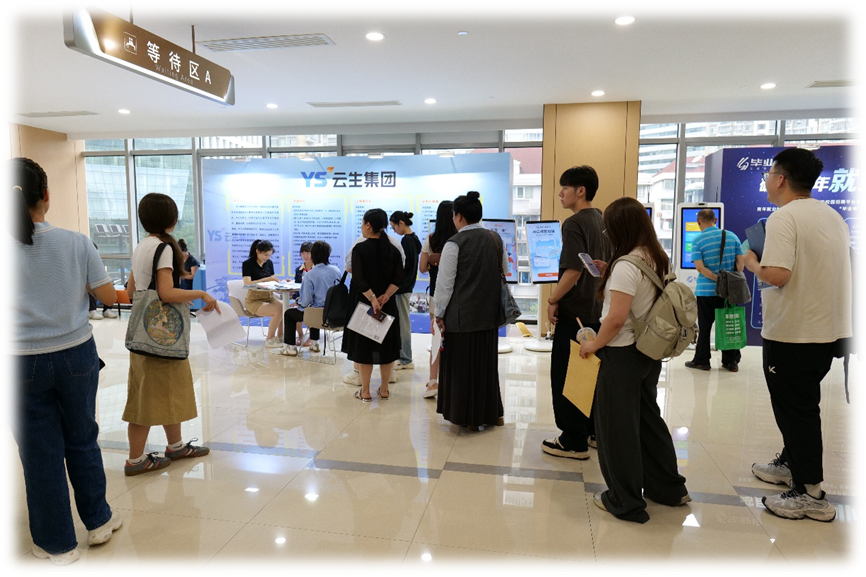 汇聚英才 引领未来 | 嘉联汇智科技携AI智能体亮相2025年夏季留学回国人员专场招聘会